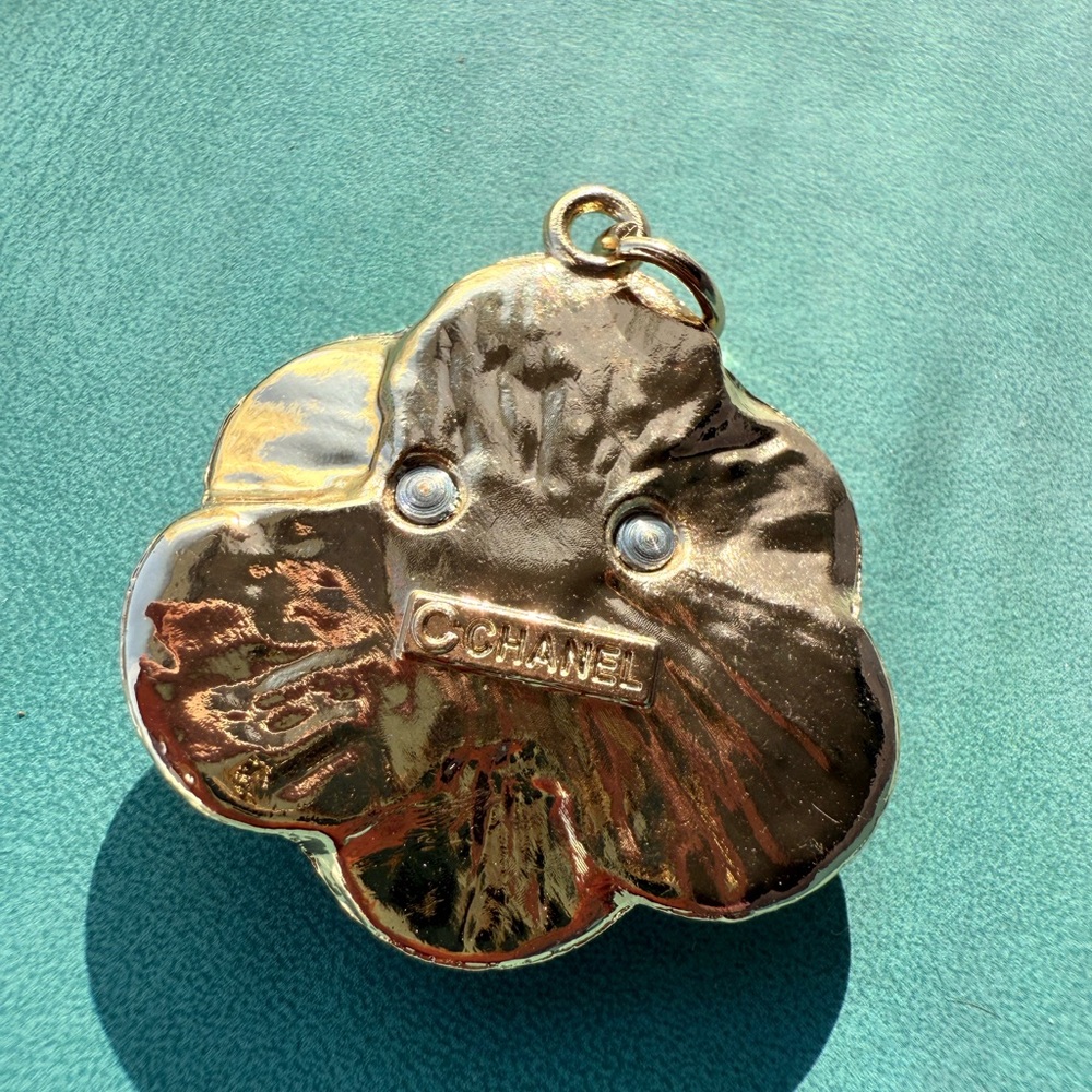 ✨ Authentic Chanel Camélia Enamel Charm — Rare Pink & White Boutique Accessory 🌸 - Picture 2 of 2